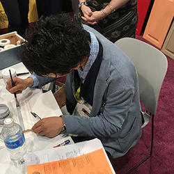 試し塗りするツアーメンバー