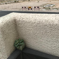 ベランダの壁。笠木はない