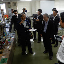 製品を説明する氏家社長