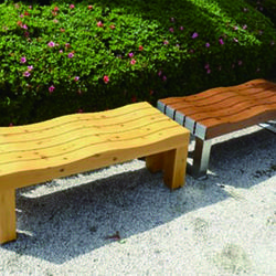 木製ベンチや木製フェンスなどで試験施工を行っている