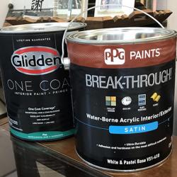  国内販売を始めたPP社の「BREAK-THROUH」（手前）とlidden「ONE COAT」