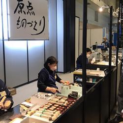 刷毛づくりを実演、毎回人気のコーナーだ