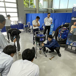 「Contractor Kin」のポンプ交換の手順に関心を示す参加者