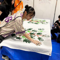 塗料を手に塗り付け、手形をスタンプ