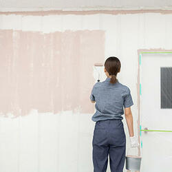 元の壁紙に気をつかわずに塗装できる