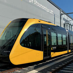 宇都宮のまちを走り始めたLRT車両