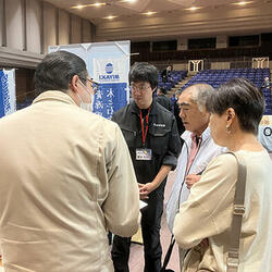 熱心に質問する光景が広がった