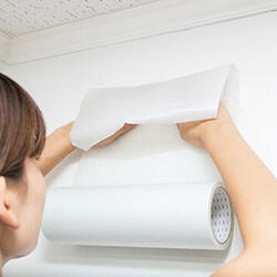 壁紙の上にペインタブルテープを貼り…