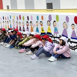 18人の小さな画伯たち