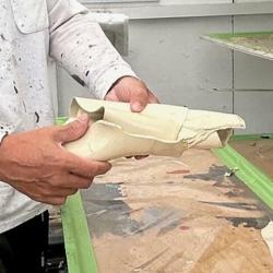 固体（乾燥塗膜）で捨てられる