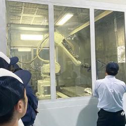 新製品発表では新型塗装機の実演を行った