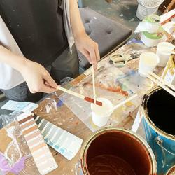 割りばしの先から少しずつ色を足す繊細作業