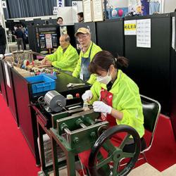 昨年入社した刷毛職人見習いの日野さん（手前）。なにわの名工2人と初共演