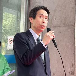 出展者にあいさつする好川社長