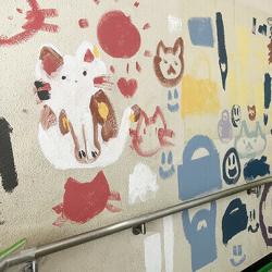 下級生たちのアートも校舎を飾った