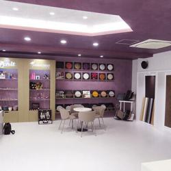 壁と天井はパープルカラーを基調とする