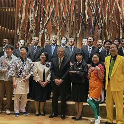 よしもと新喜劇メンバーと社員で記念撮影