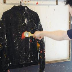 古着にペイントでスパッタリング