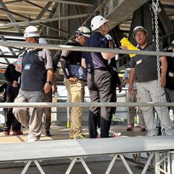 作業床に上がって有効性を確認