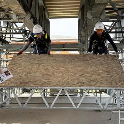 高所作業の最新の足場設置を実演