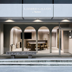 LAYERED GALLERY by VALPAINTのファサード