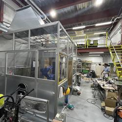 新ラボ。密閉式ブース内にロボットを設置