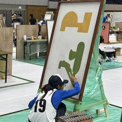 A課題を作業中。製図の正確性と細かな色分けが求められる