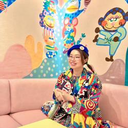 バルサミコヤスさんと壁画（バルサミコヤスルームにて）