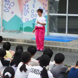 児童に説明する井上尚子氏