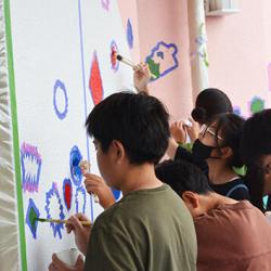熱心に壁画制作に取り組む児童たち