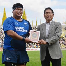 プレイヤーオブマッチの武者要選手に大塚刷毛製造の脇伸一郎社長から盾が贈られた