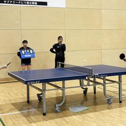 卓球のエキシビジョンマッチ。右側が芝田沙季選手