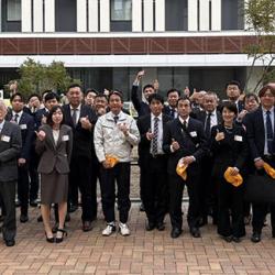 受賞者を囲んで